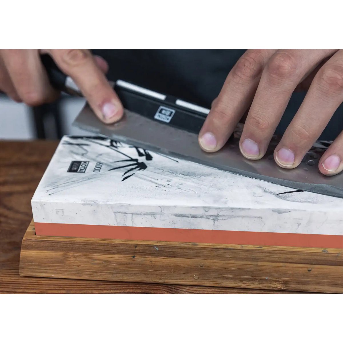 KOTAI slijpset met dubbelzijdige slijpsteen korrel 2000/6000, antislip bamboe voet, pletsteen en 15 graden hoekgeleider - DRIVURA™