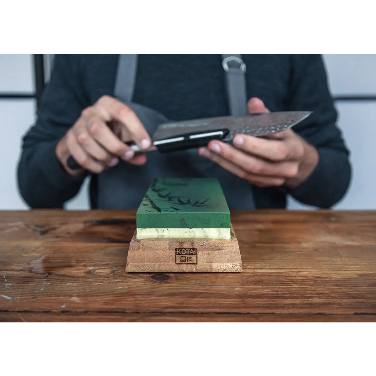 KOTAI slijpset met dubbelzijdige 400/1000 grit wetsteen, anti - slip bamboe voet, slijpsteen en 15 graden hoekgeleider - DRIVURA™